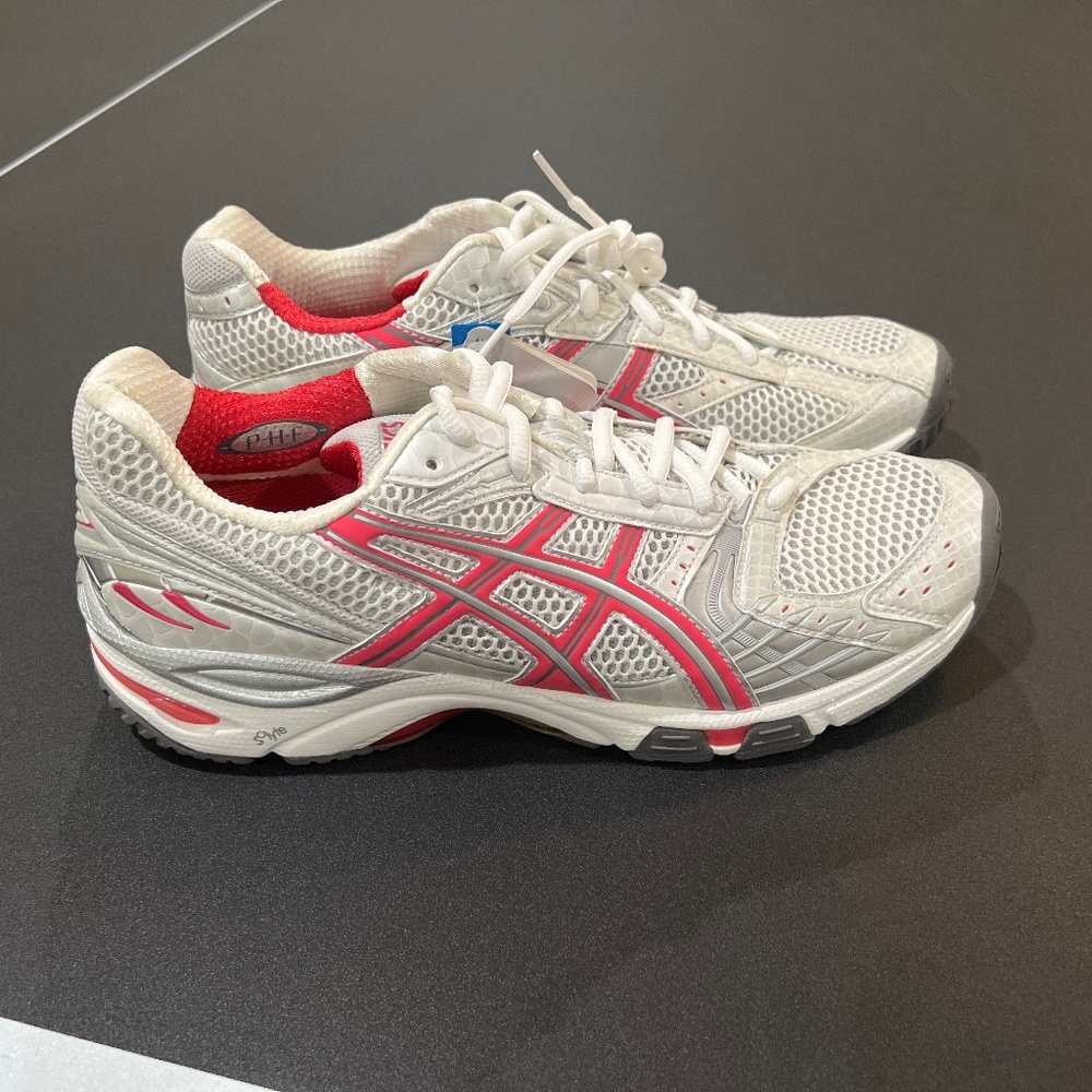 Athletic shoes